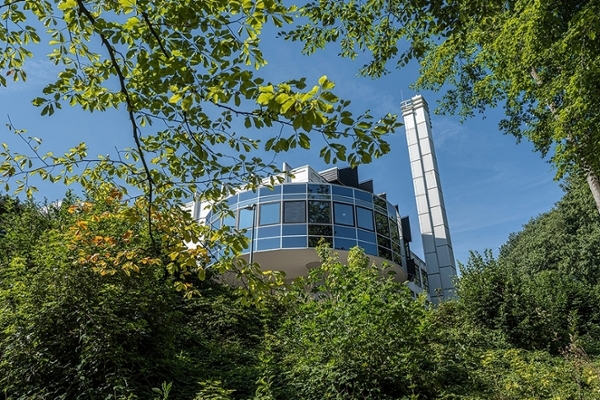 Rundbau der Klinik mit einer Fensterfassade. Rundbau der Klinik mit einer Fensterfassade.