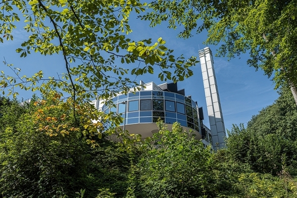 Rundbau der Klinik mit einer Fensterfassade.