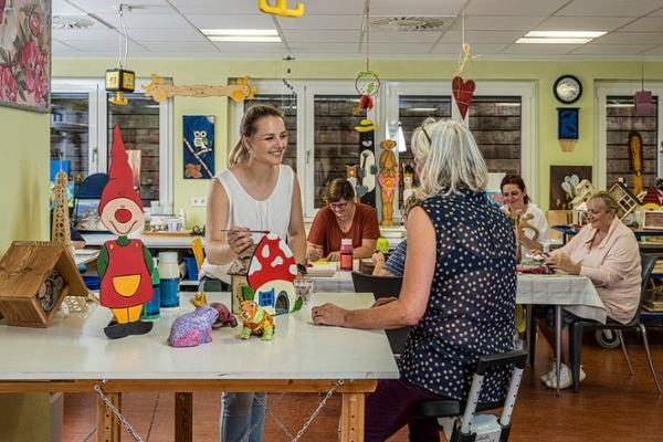 Gruppe geht draussen spazieren Gruppe geht draussen spazieren